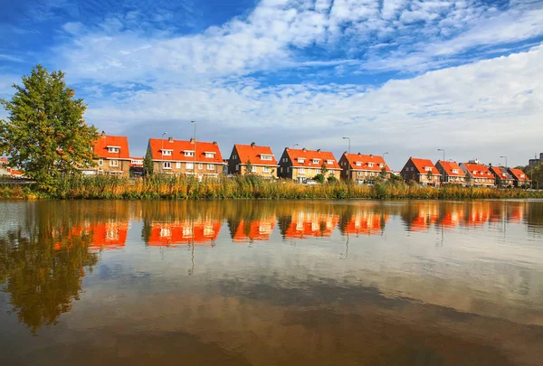 传统荷兰村庄 红屋顶的房子坐落在湖岸边 — 图库照片