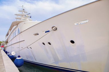 Süper Yat çapa bağlantı noktasında 