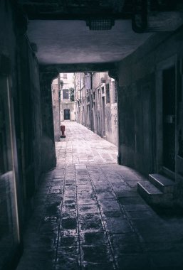 Karanlık İtalyan kentsel dar sokak ve tünel