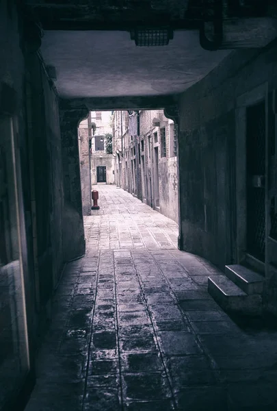 黑暗的意大利城市狭窄的街道和隧道 — 图库照片