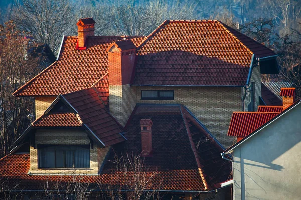 Casa Moderna Techos Azulejos Con Chimeneas Pueblo —  Fotos de Stock