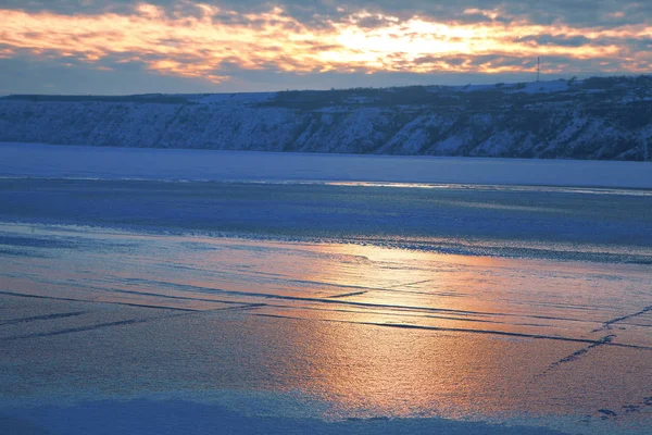 Fantastico Paesaggio Invernale Con Lago Ghiacciato Bellissimo Tramonto — Foto Stock