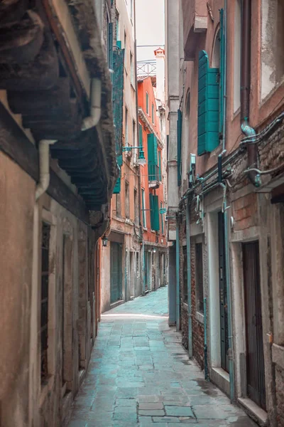 威尼斯传统的窄街 — 图库照片