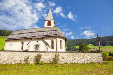 eski beyaz Katolik Kilisesi yeşil kırsal üzerinde