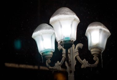 sokak lambaları kar ile kaplı