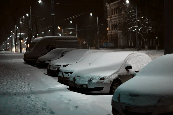 Voitures Couvertes Neige Dans Rue Dans Nuit — Photo