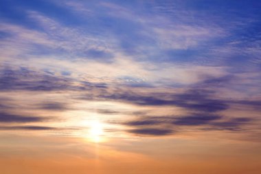 gökyüzü üzerinde gündoğumu ile çok güzel bir sabah sahne 