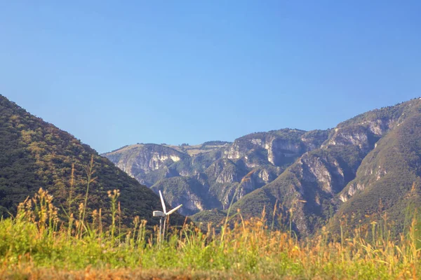 Berge Und Blauer Himmel — Stockfoto