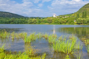 taze bahar doğa yeşil tepeler ve göl ile 
