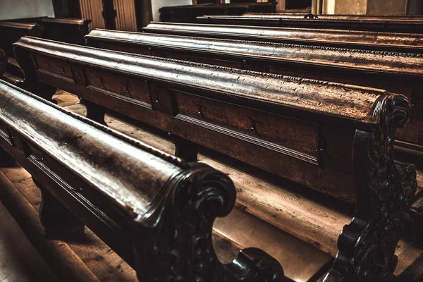 Старые Деревянные Скамейки Внутри Церкви — стоковое фото
