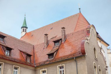  Kulesi ve kırmızı çatıları olan ev.