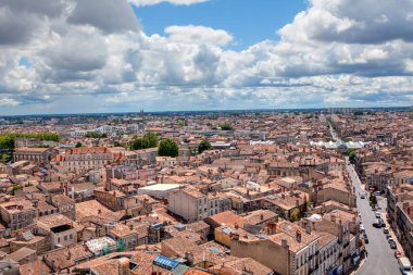Bordeaux 'nun çatısından şehrin hava manzarası