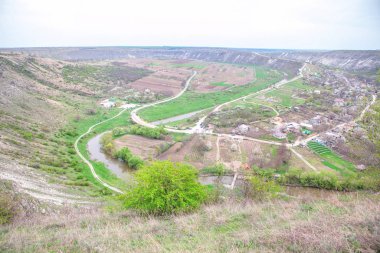 İlkbahar mevsiminde kırsal yerleşimin havadan manzarası 