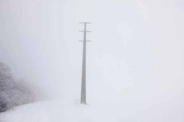 눈덮인 언덕에 전봇대 — 스톡 사진