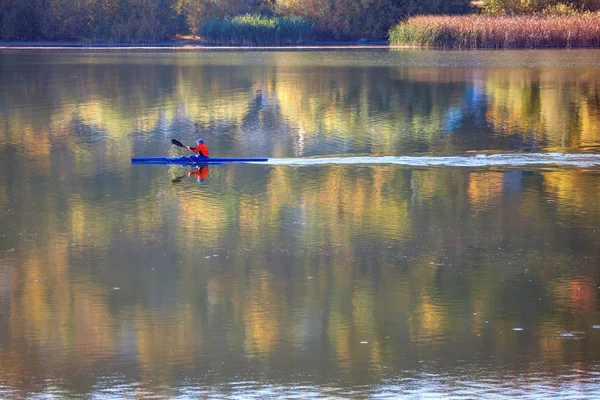 Nehirde Kano Üzerinde Yüzen Bir Sporcu — Stok fotoğraf