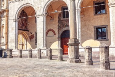 Eski İtalyan kasabasında sütunları ve yayaları olan yayalar.