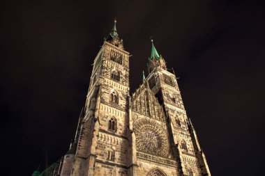 Gece Nuremberg Saint Lorenz Katedrali