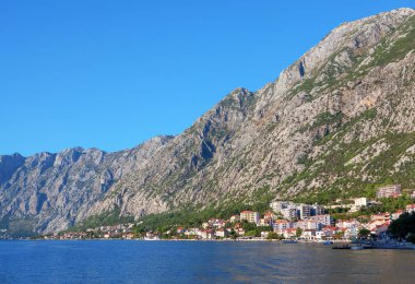 Karadağ 'ın Kotor Körfezi ve kıyı kenti manzarası 