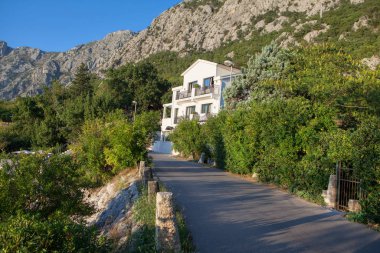 Dağdaki beyaz lüks villa