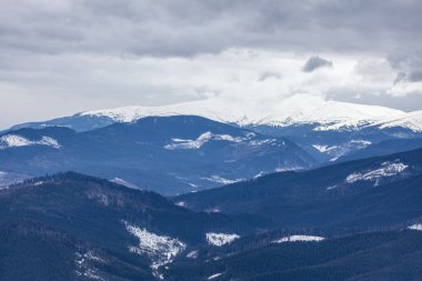 Karla kaplı dağlara bak.