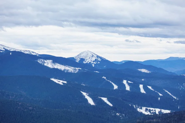 Mavi Sisli Dağlarla Kaplı Kış Manzarası — Stok fotoğraf
