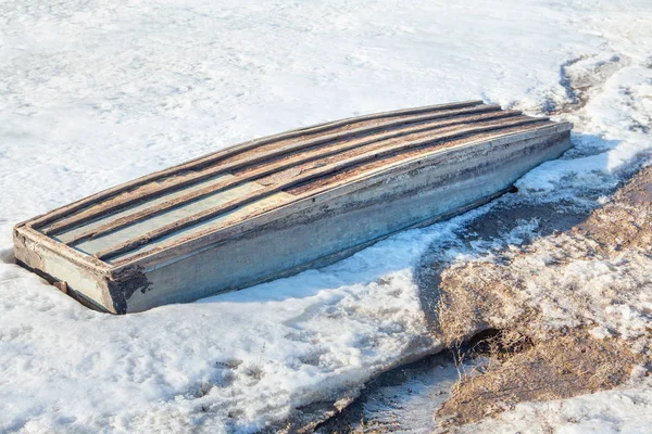 Stará Dřevěná Loď Zamrzlém Jezeře — Stock fotografie