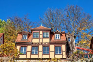 Sonbaharda eski Alman kır evi 