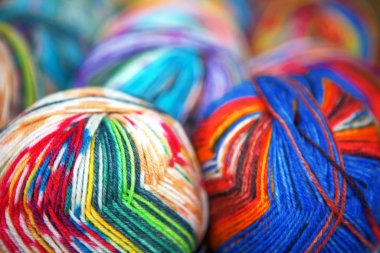örgü örmek için çok renkli ipliklerin yakın plan görüntüsü