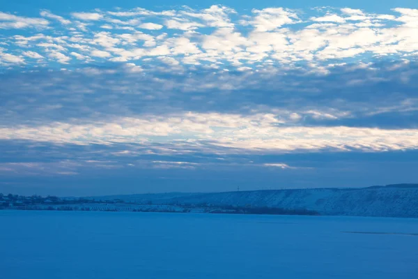 Cenário Inverno Azul Com Nuvens Baixas — Fotografia de Stock