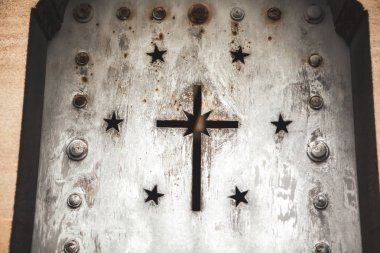 Mezar kapağındaki eski haç sembolü