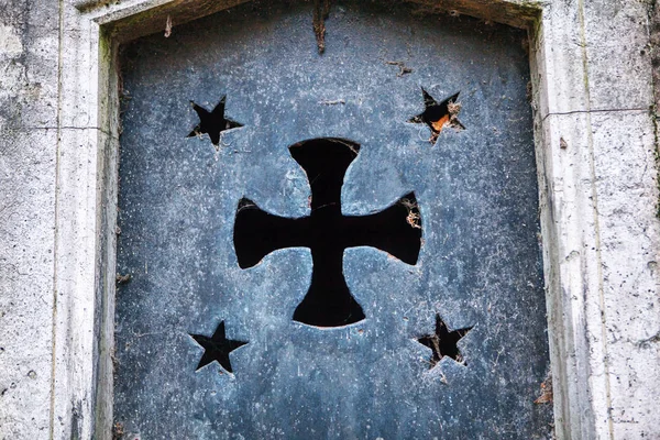 Дверь Погребения Символом Креста — стоковое фото