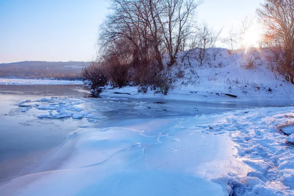 Замерзшая Река Снежным Берегом — стоковое фото