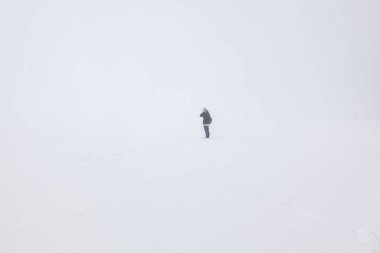 Karlı ovada yalnız bir kız