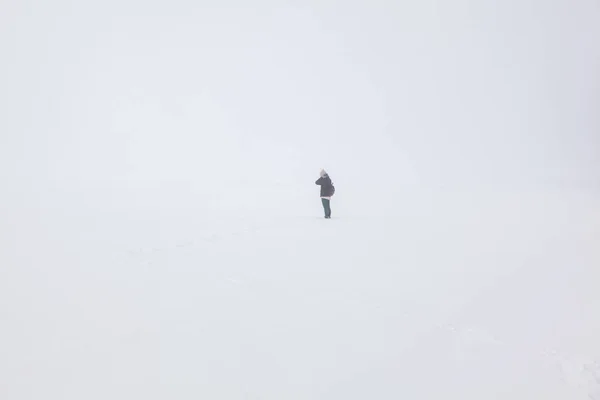 Menina Solitária Planície Nevada — Fotografia de Stock