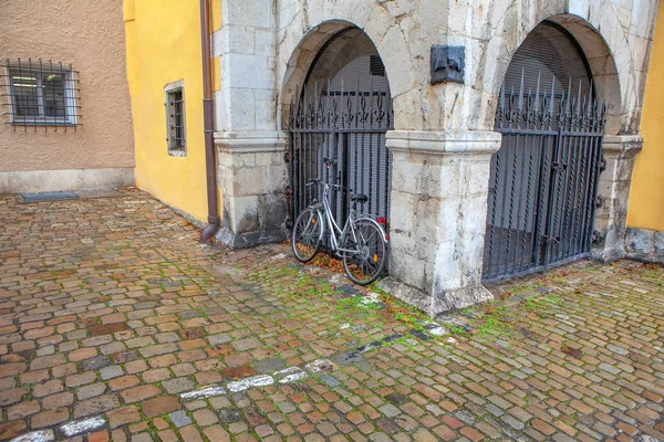 单车及旧城拱廊 — 图库照片