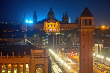 Barcelona 'nın şehir merkezi gece manzarası 