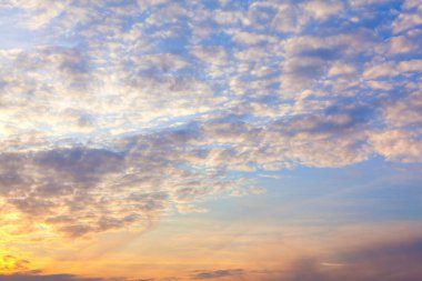 Güzel bulutları olan harika bir akşam göğü