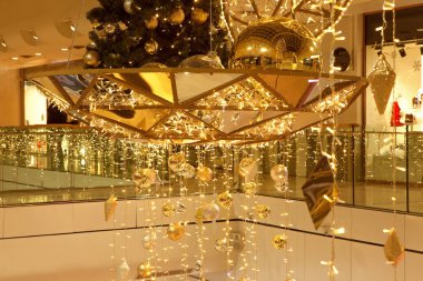 Alışveriş merkezinde noel süsü.