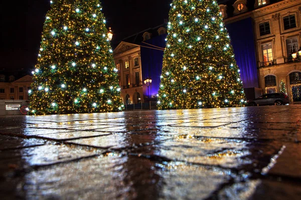 Reflejo Árboles Navidad Calle Húmeda — Foto de Stock