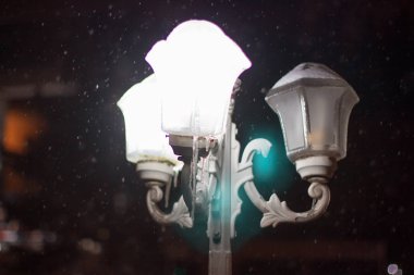 Sokak lambalarının üzerinde kar yağışı