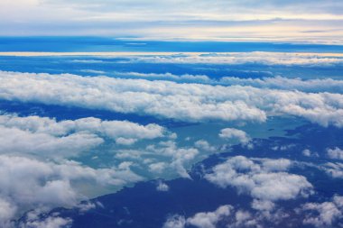 Nehrin üzerindeki bulutların havadan görünüşü 