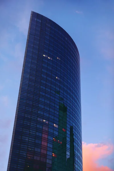 Σύγχρονοι Μαύροι Ουρανοξύστες Στο Φως Του Σούρουπο — Φωτογραφία Αρχείου