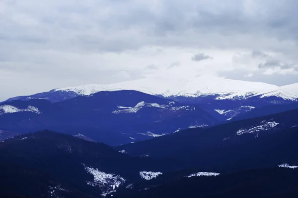 Naturaleza Invernal Con Montañas Cubiertas Nieve — Foto de Stock