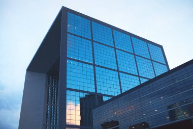 Siyah yansıtıcı pencereli modern ofis binası