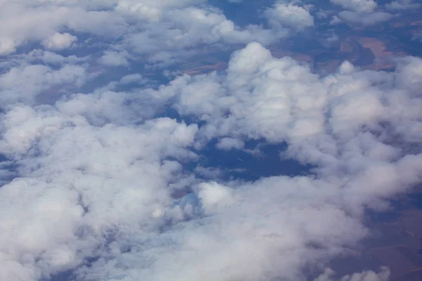 Latające Nad Białymi Chmurami Cumulus — Zdjęcie stockowe