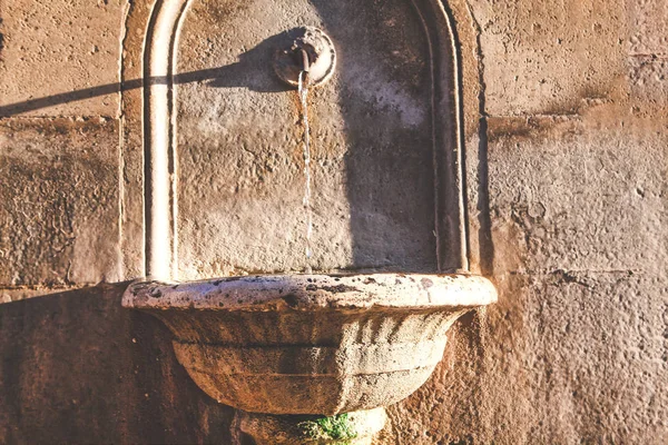 城市饮用水的古泉 — 图库照片