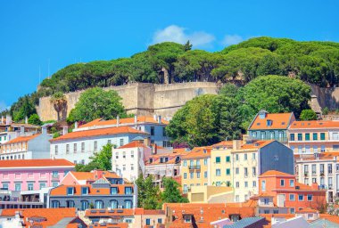  Lizbon 'da St. George Castle ile Alfama mahallesi manzarası 