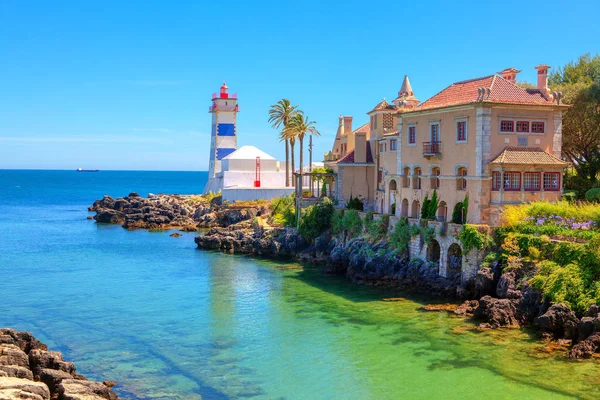 Deniz feneri ve Forte de Santa Marta Atlantik kıyısında 
