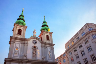 Viyana 'nın Neubau bölgesinde Stiftskirche kilise binası