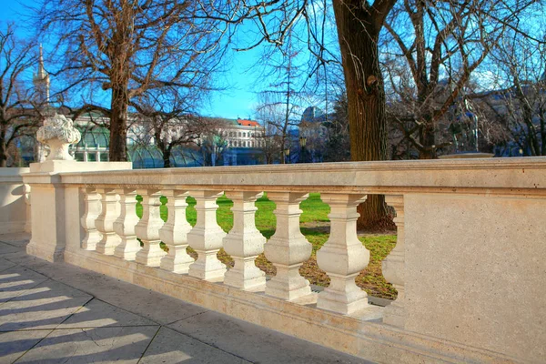 Balustrade Στο Αστικό Πάρκο Άνοιξη — Φωτογραφία Αρχείου